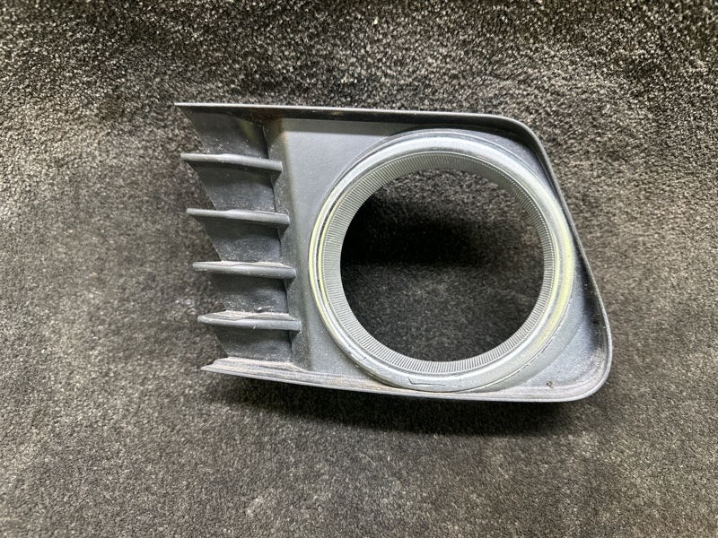 Накладка противотуманной фары левая TOYOTA PRIUS PLUS 11-14 52040-47010 Б/У