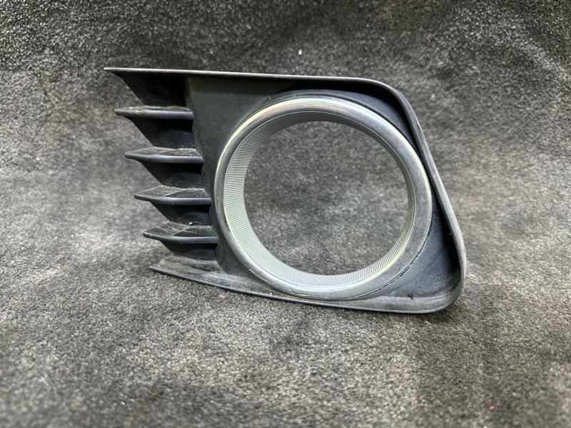 Накладка противотуманной фары левая PRIUS PLUS 11-14