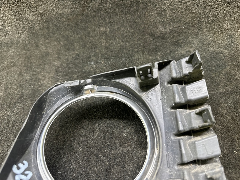 Накладка противотуманной фары левая PRIUS PLUS 11-14