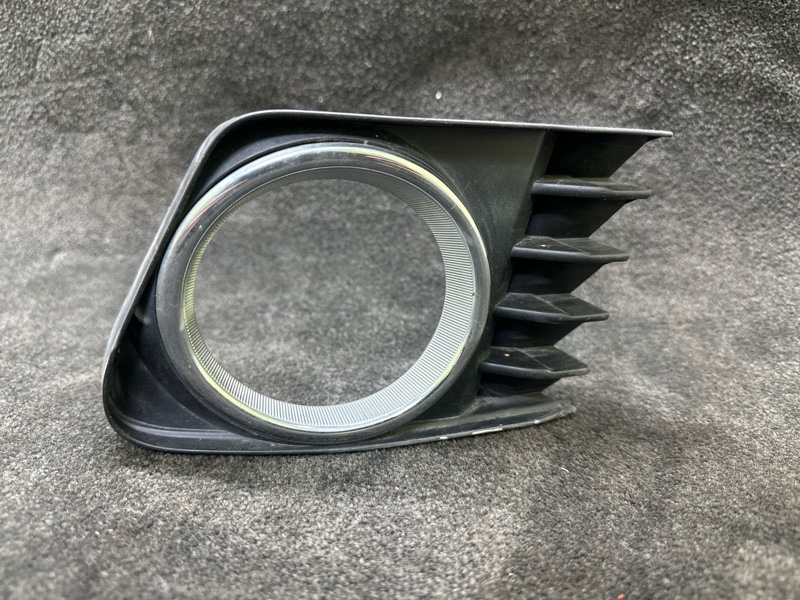 Накладка противотуманной фары правая PRIUS PLUS 11-14 Накладка противотуманной фары правая PRIUS PLUS 11-14