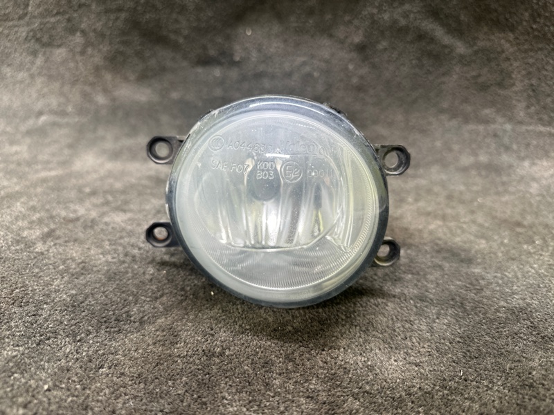Противотуманная фара правая TOYOTA PRIUS PLUS 11-14 81210-0W050 Б/У