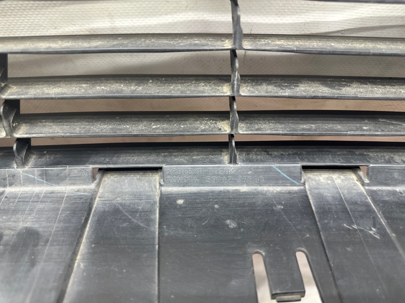 Решетка переднего бампера PRIUS PLUS 11-14 Решетка переднего бампера PRIUS PLUS 11-14