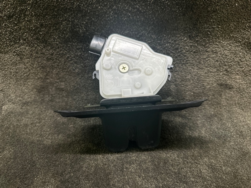 Замок крышки багажника TOYOTA PRIUS 16- 1.8 2ZRFXE