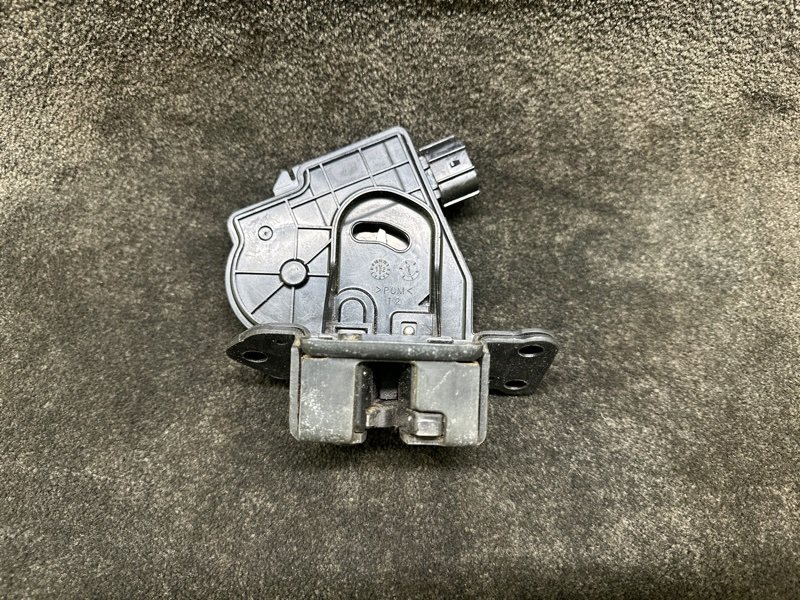 Замок крышки багажника TOYOTA PRIUS PLUS 11-14 69350-28150 Б/У
