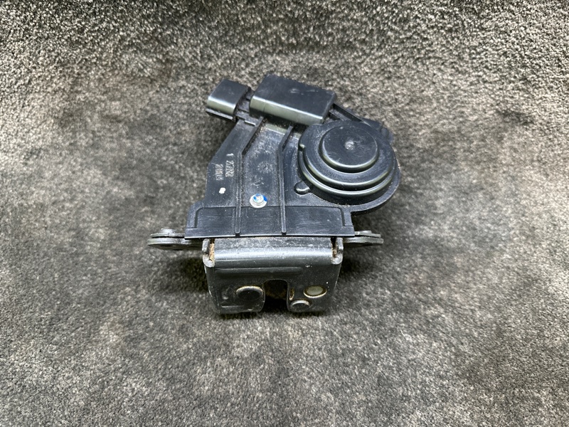 Замок крышки багажника TOYOTA PRIUS PLUS 11-14