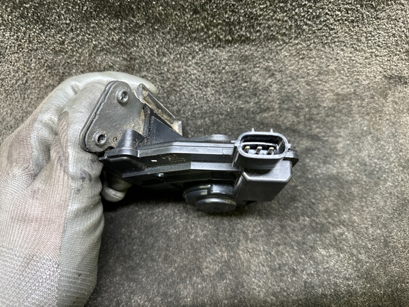 Замок крышки багажника PRIUS PLUS 11-14