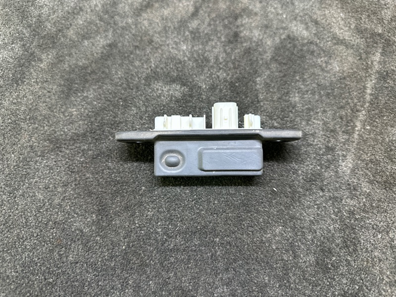 Запчасть кнопка открывания багажника наружная TOYOTA RAV4 18- 84840-47040 Б/У Кнопка открывания багажника наружная TOYOTA RAV4 18- 84840-47040 Б/У