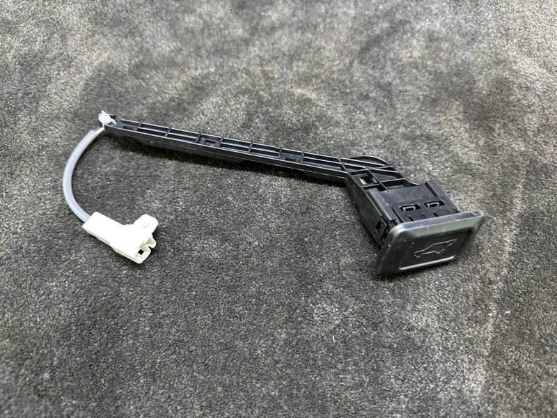 Кнопка открывания багажника внутренняя RAV4 18-