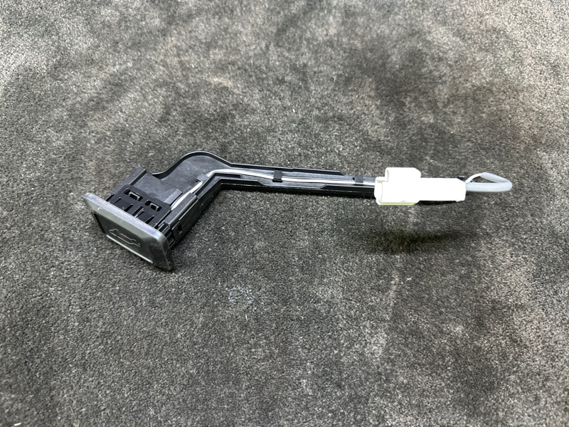 Кнопка открывания багажника внутренняя TOYOTA RAV4 18-