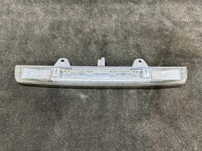 Стоп-сигнал TOYOTA PRIUS 16- 2016 1.8 2ZRFXE 81006-47030 Б/У