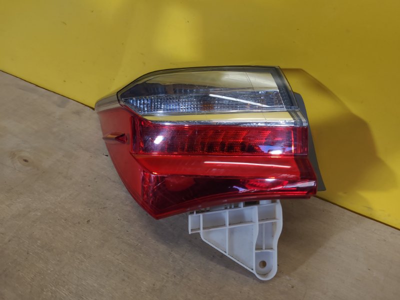 Фонарь наружный левый TOYOTA COROLLA E170 13-19