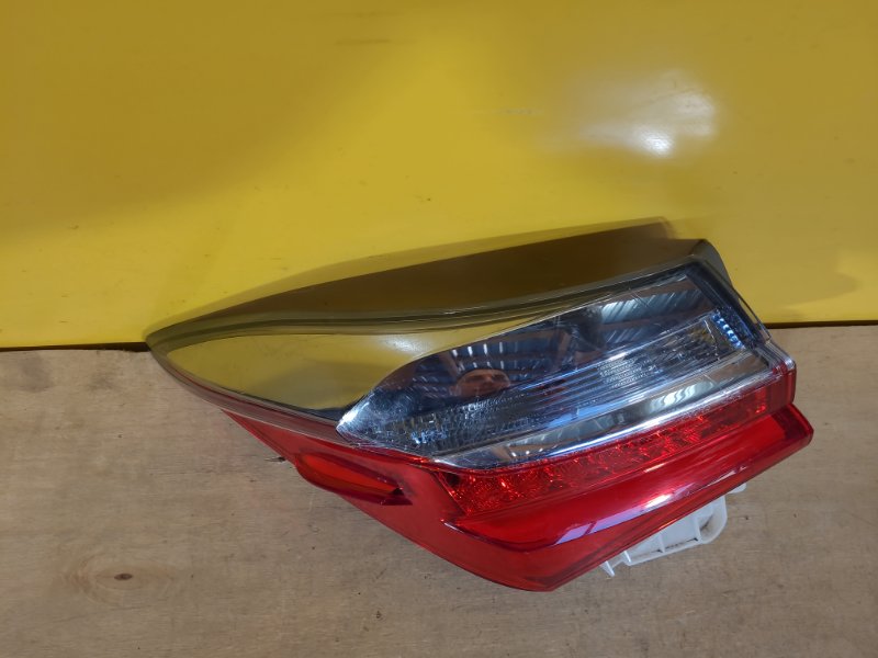 Фонарь наружный левый COROLLA E170 13-19