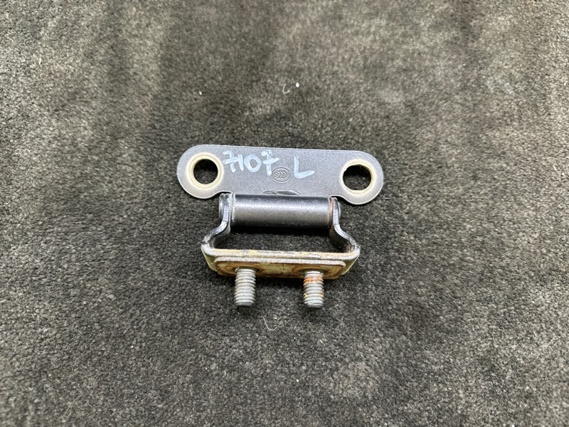 Петля крышки багажника левая TOYOTA PRIUS 16- 2016 1.8 2ZRFXE 68810-47071 Б/У