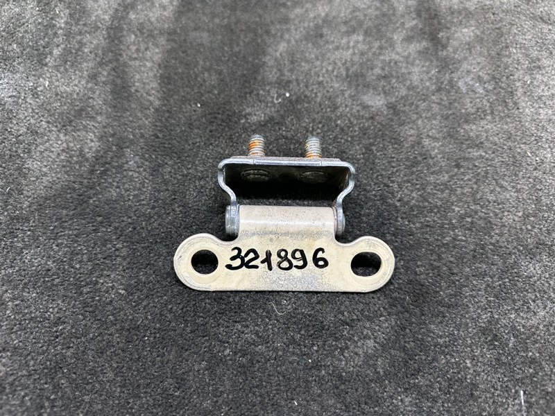 Петля крышки багажника левая PRIUS 16- 2016 1.8 2ZRFXE