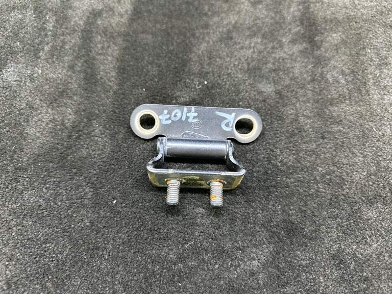 Петля крышки багажника правая TOYOTA PRIUS 16- 2016 1.8 2ZRFXE 68810-47071 Б/У