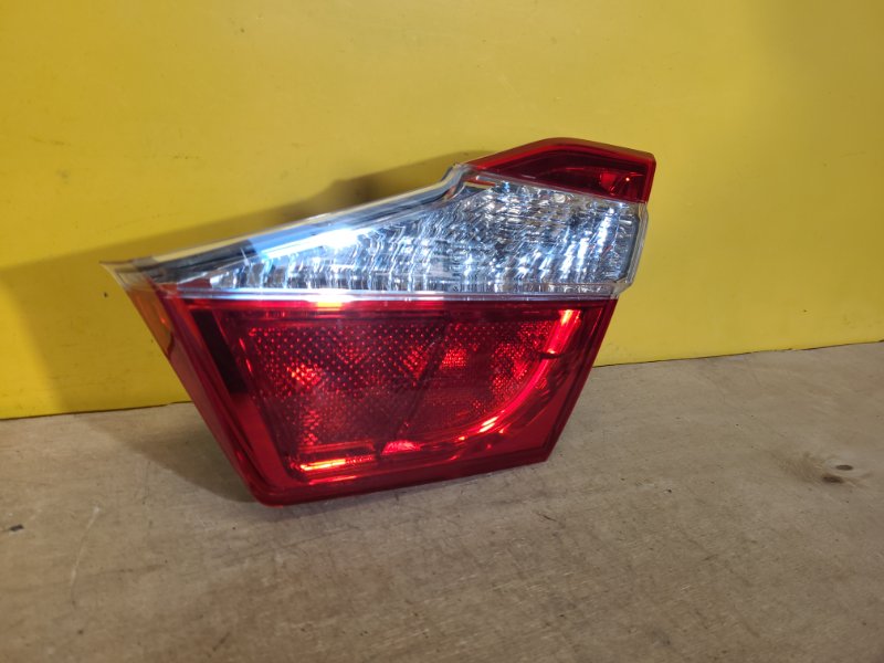 Фонарь внутренний правый CAMRY 55 14-17