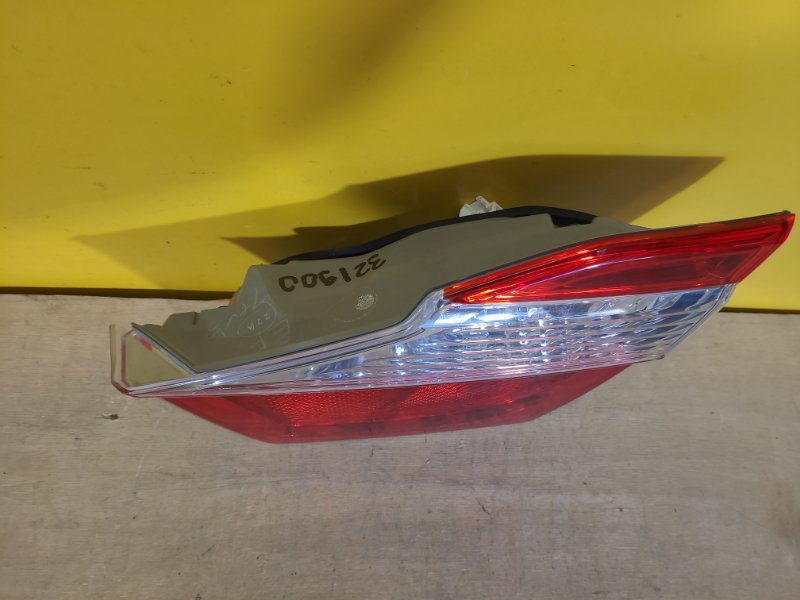 Фонарь внутренний правый CAMRY 55 14-17