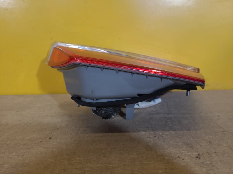 Фонарь внутренний правый CAMRY 55 14-17