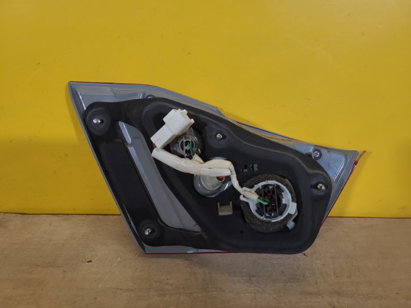 Фонарь внутренний правый CAMRY 55 14-17