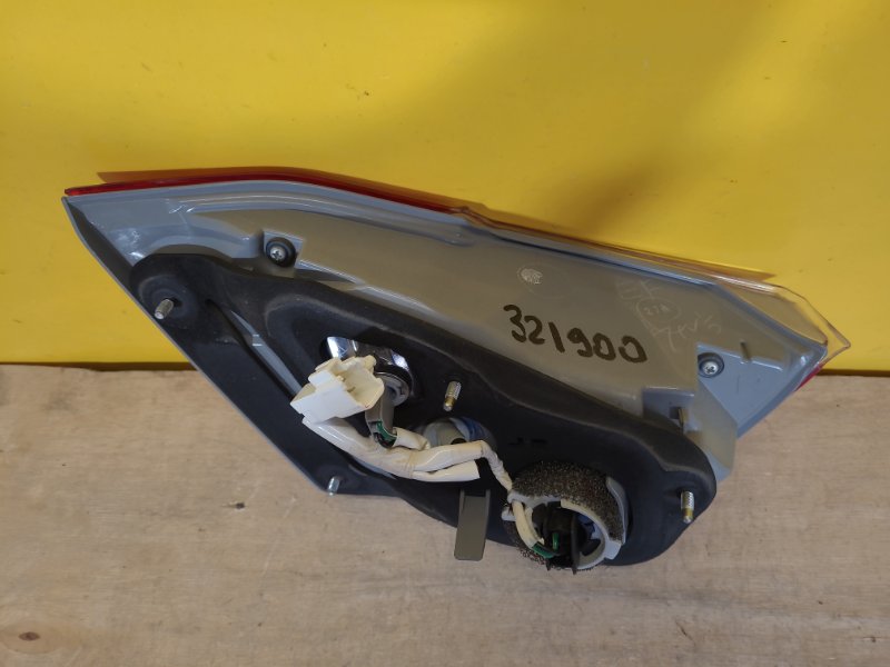 Фонарь внутренний правый CAMRY 55 14-17