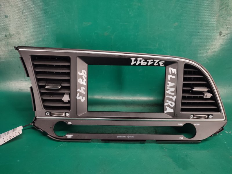 Накладка торпедо под магнитолу HYUNDAI ELANTRA AD 16- 2018 2.0 G4NH 84704-F3210-TRY Б/У