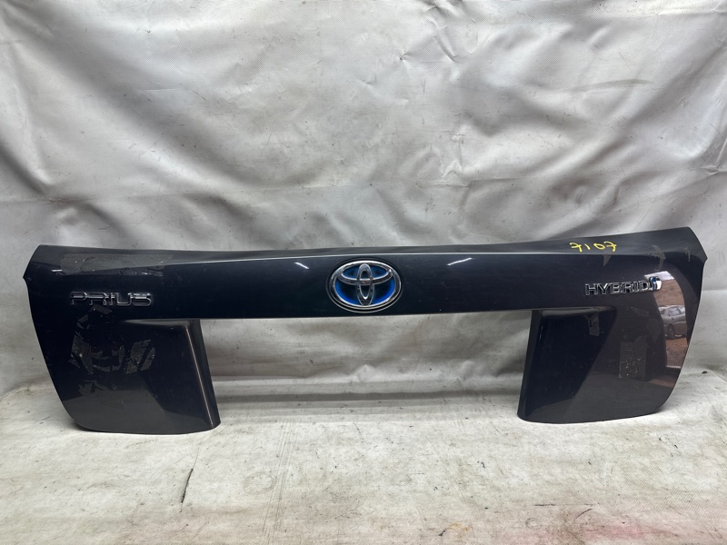 Накладка крышки багажника TOYOTA PRIUS 16- 2016 1.8 2ZRFXE 76801-47110-B1 Б/У