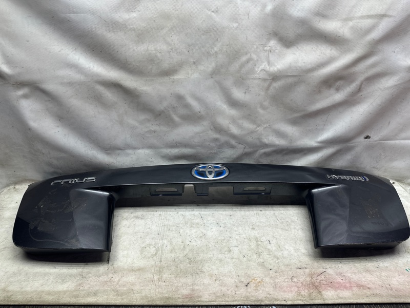 Накладка крышки багажника TOYOTA PRIUS 16- 1.8 2ZRFXE