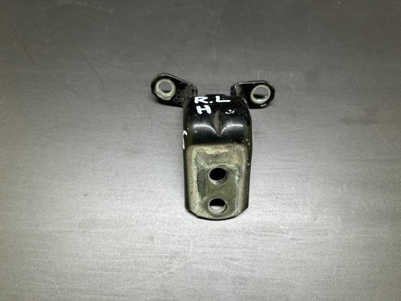 Петля двери нижняя задняя левая NISSAN X-TRAIL/ROGUE T32 13-20 2015 T32 2.5 QR25DE 82421-5HA0A Б/У