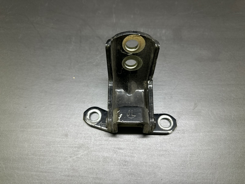 Петля двери нижняя задняя левая NISSAN X-TRAIL/ROGUE T32 13-20 T32 2.5 QR25DE