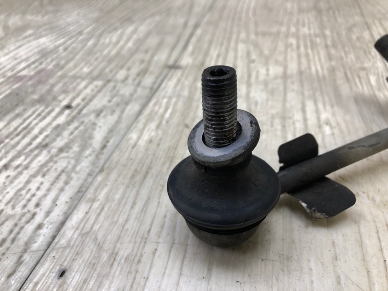 Стойка стабилизатора задняя правая CHEROKEE 14- 2016 2.4 ED8 Стойка стабилизатора задняя правая CHEROKEE 14- 2016 2.4 ED8