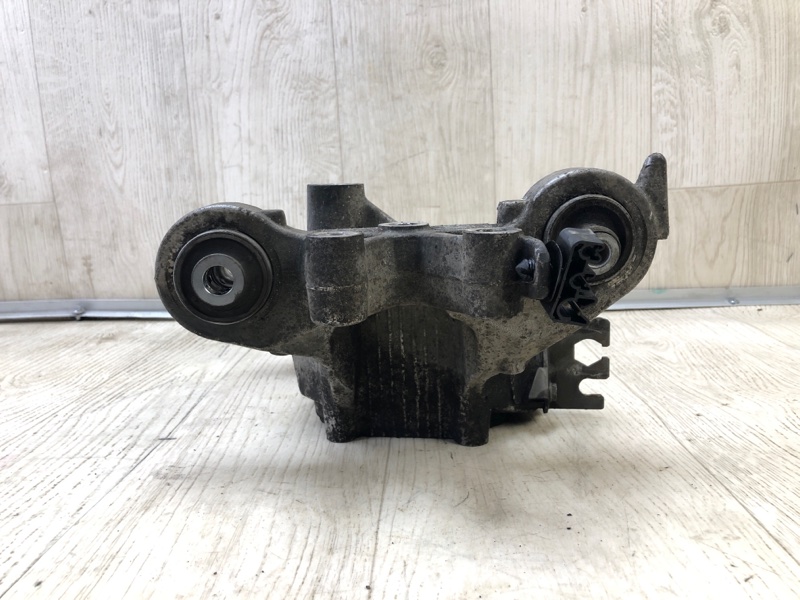 Цапфа задняя левая CHEROKEE 14- 2016 2.4 ED8 Цапфа задняя левая CHEROKEE 14- 2016 2.4 ED8