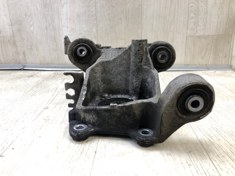 Цапфа задняя левая CHEROKEE 14- 2016 2.4 ED8 Цапфа задняя левая CHEROKEE 14- 2016 2.4 ED8