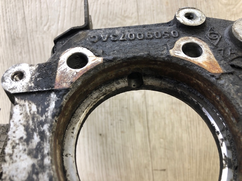 Цапфа задняя левая CHEROKEE 14- 2016 2.4 ED8 Цапфа задняя левая CHEROKEE 14- 2016 2.4 ED8