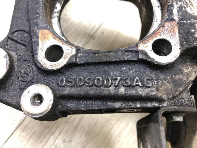 Цапфа задняя левая CHEROKEE 14- 2016 2.4 ED8 Цапфа задняя левая CHEROKEE 14- 2016 2.4 ED8