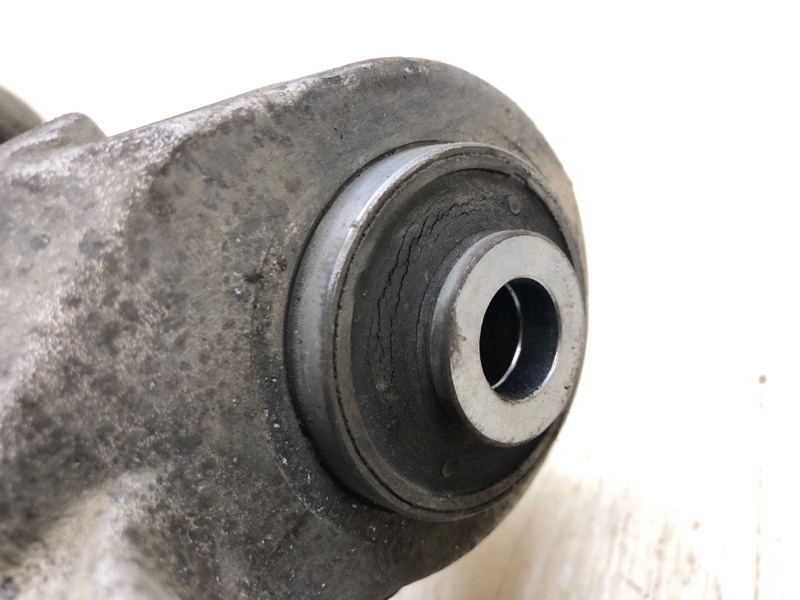 Цапфа задняя левая CHEROKEE 14- 2016 2.4 ED8 Цапфа задняя левая CHEROKEE 14- 2016 2.4 ED8