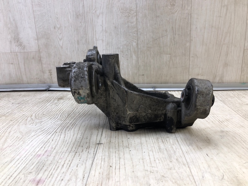 Цапфа задняя правая CHEROKEE 14- 2016 2.4 ED8 Цапфа задняя правая CHEROKEE 14- 2016 2.4 ED8