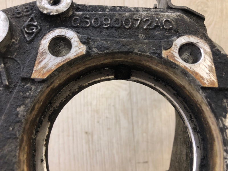 Цапфа задняя правая CHEROKEE 14- 2016 2.4 ED8 Цапфа задняя правая CHEROKEE 14- 2016 2.4 ED8