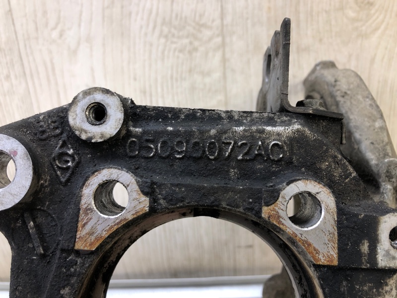 Цапфа задняя правая CHEROKEE 14- 2016 2.4 ED8 Цапфа задняя правая CHEROKEE 14- 2016 2.4 ED8