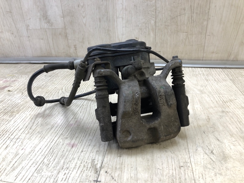 Запчасть суппорт тормозной задний левый JEEP CHEROKEE 14- 2016 2.4 ED8 68225305AB Б/У Суппорт тормозной задний левый JEEP CHEROKEE 14- 2016 2.4 ED8 68225305AB Б/У