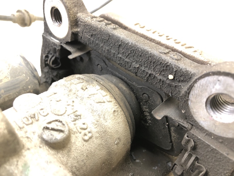 Суппорт тормозной задний левый CHEROKEE 14- 2016 2.4 ED8 Суппорт тормозной задний левый CHEROKEE 14- 2016 2.4 ED8