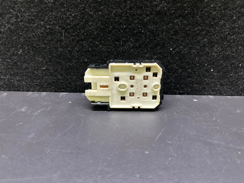 Кнопка регулировки сиденья передняя левая TOYOTA CAMRY 55 14-17 ASV50 2.5 2ARFE