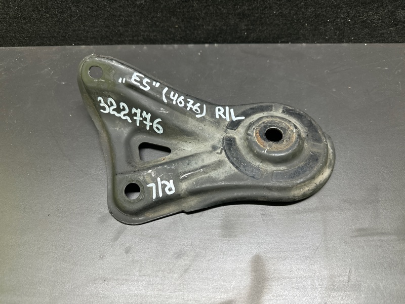 Крепление балки подвески заднее левое LEXUS ES300 ES330 01-06 2006 XV30 3.3 3MZFE 51024-33050 Б/У