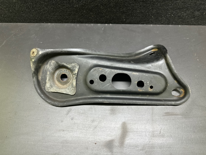 Крепление балки подвески переднее правое ES300 ES330 01-06 2006 XV30 3.3 3MZFE