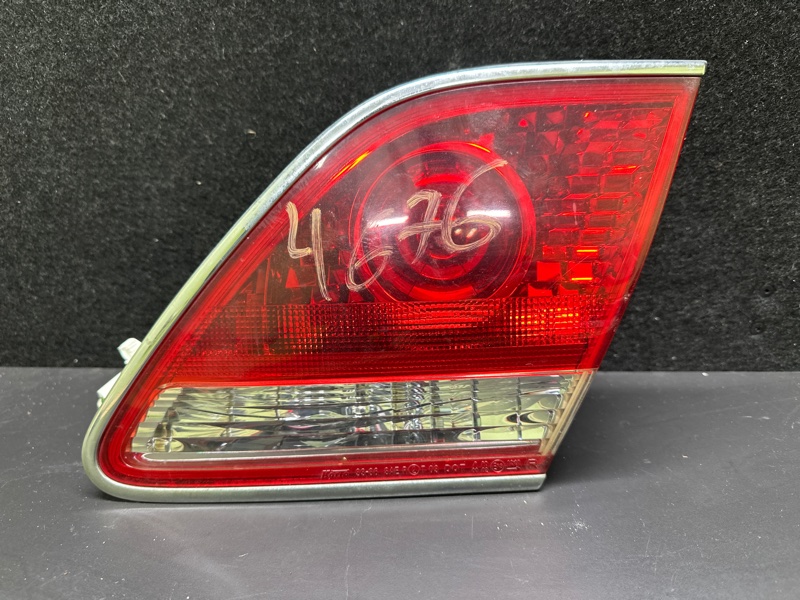 Фонарь внутренний правый LEXUS ES300 ES330 01-06 2006 XV30 3.3 3MZFE 81581-33100 Б/У