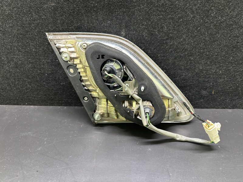 Фонарь внутренний правый LEXUS ES300 ES330 01-06 XV30 3.3 3MZFE