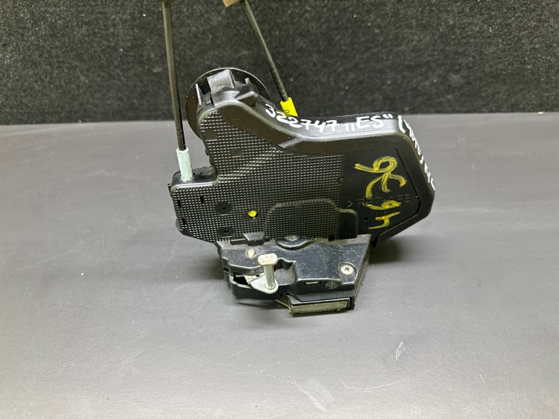 Замок двери задний левый LEXUS ES300 ES330 01-06 XV30 3.3 3MZFE