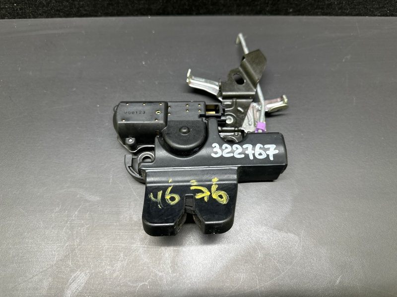 Замок крышки багажника LEXUS ES300 ES330 01-06 XV30 3.3 3MZFE