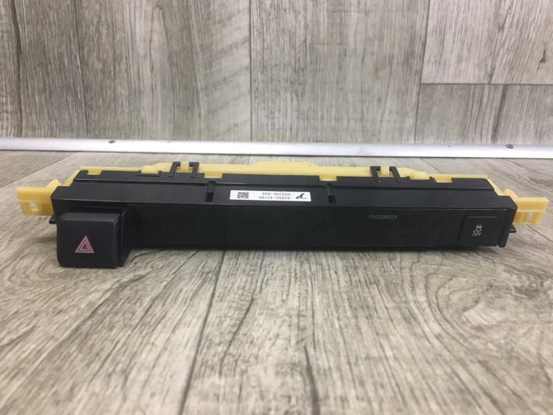 Кнопка аварийной сигнализации TOYOTA RAV4 13-19 2016 2.5 2ARFE 8395042190 Б/У