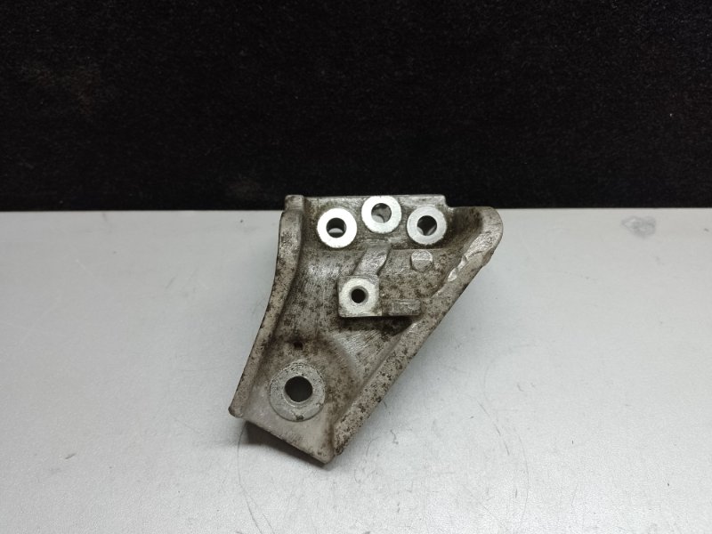 Кронштейн двигателя правый MITSUBISHI OUTLANDER 03-07 2003 2.4 4G69 MR961111 Б/У