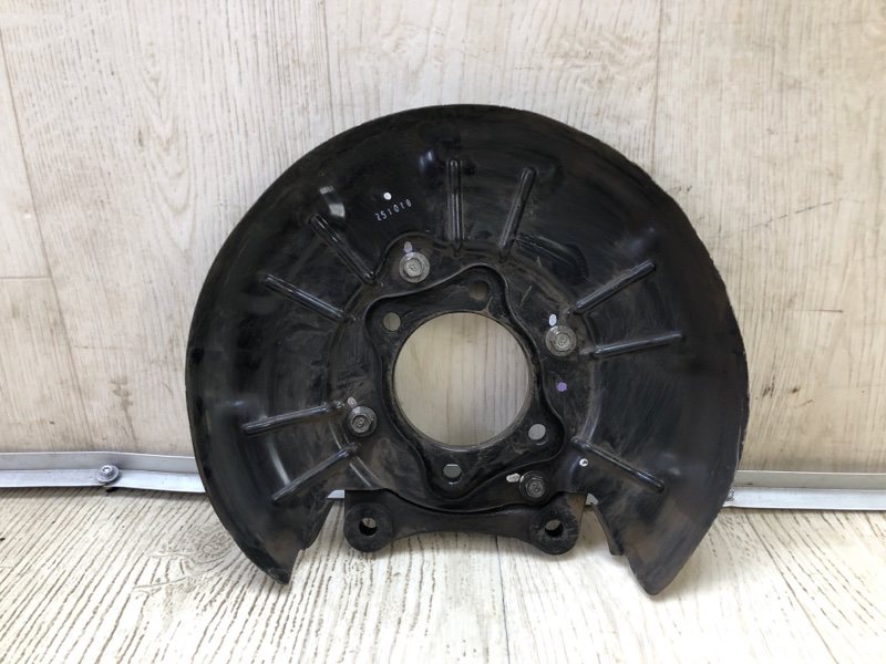 Запчасть защита тормозного диска задняя правая KIA FORTE BD 18-21 2019 2.0 58390G3100 Б/У Защита тормозного диска задняя правая KIA FORTE BD 18-21 2019 2.0 58390G3100 Б/У